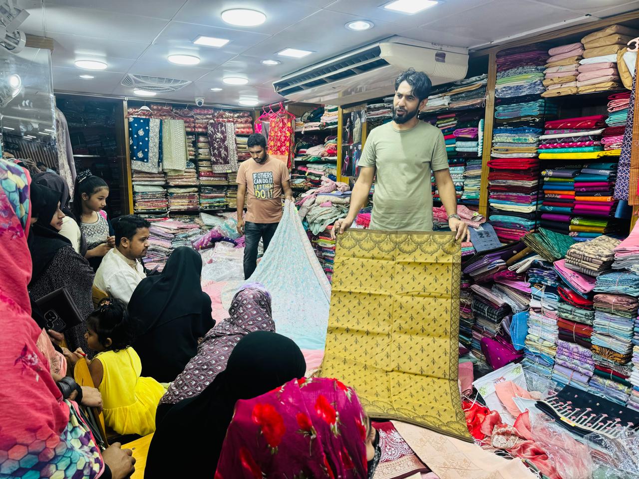 এক ছাদের নিচে ঈদের সব কেনাকাটা, বারইয়ারহাট লাকী ফ্যাশন মলে 