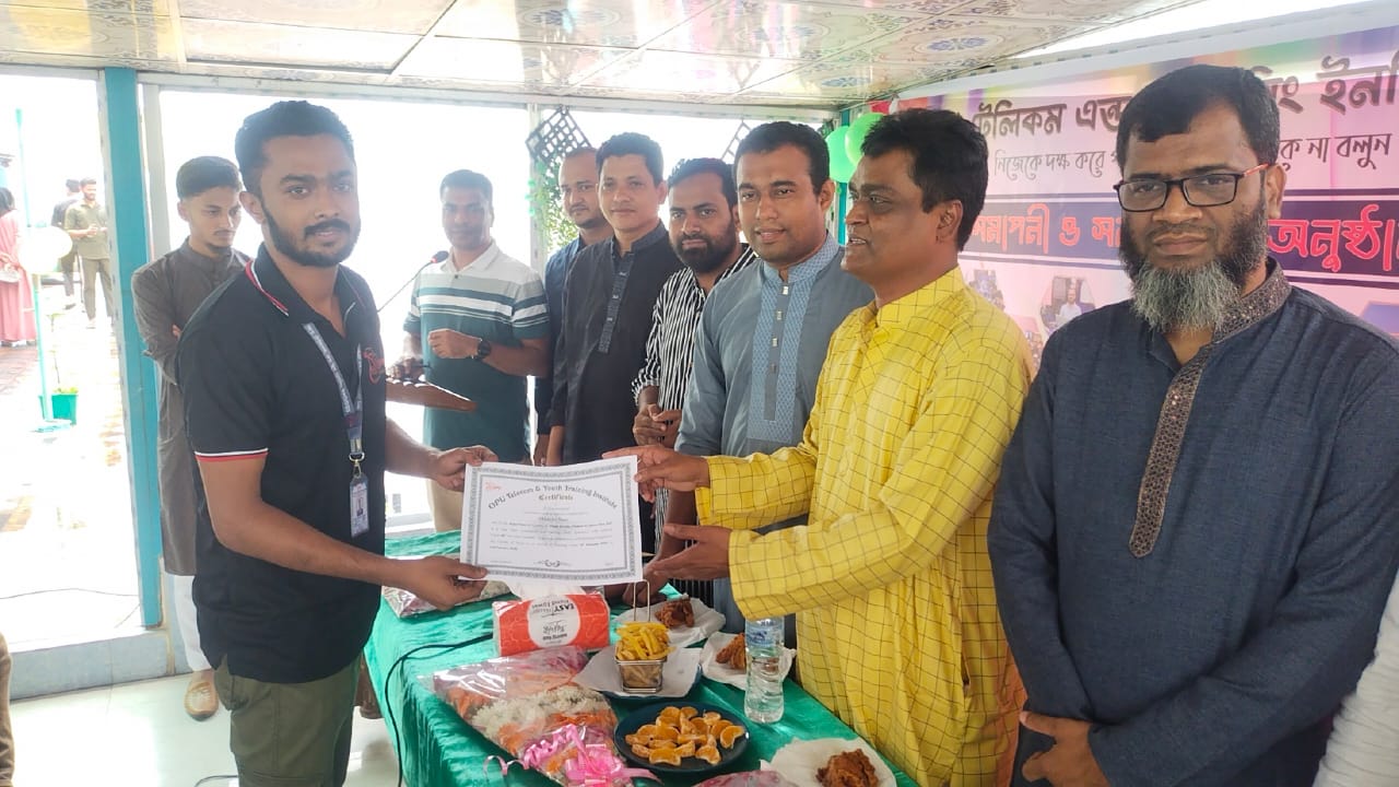  অপু টেলিকম এন্ড ট্রেনিং  ইন্সটিটিউটের প্রশিক্ষণার্থীদের মাঝে সনদ বিতরণ