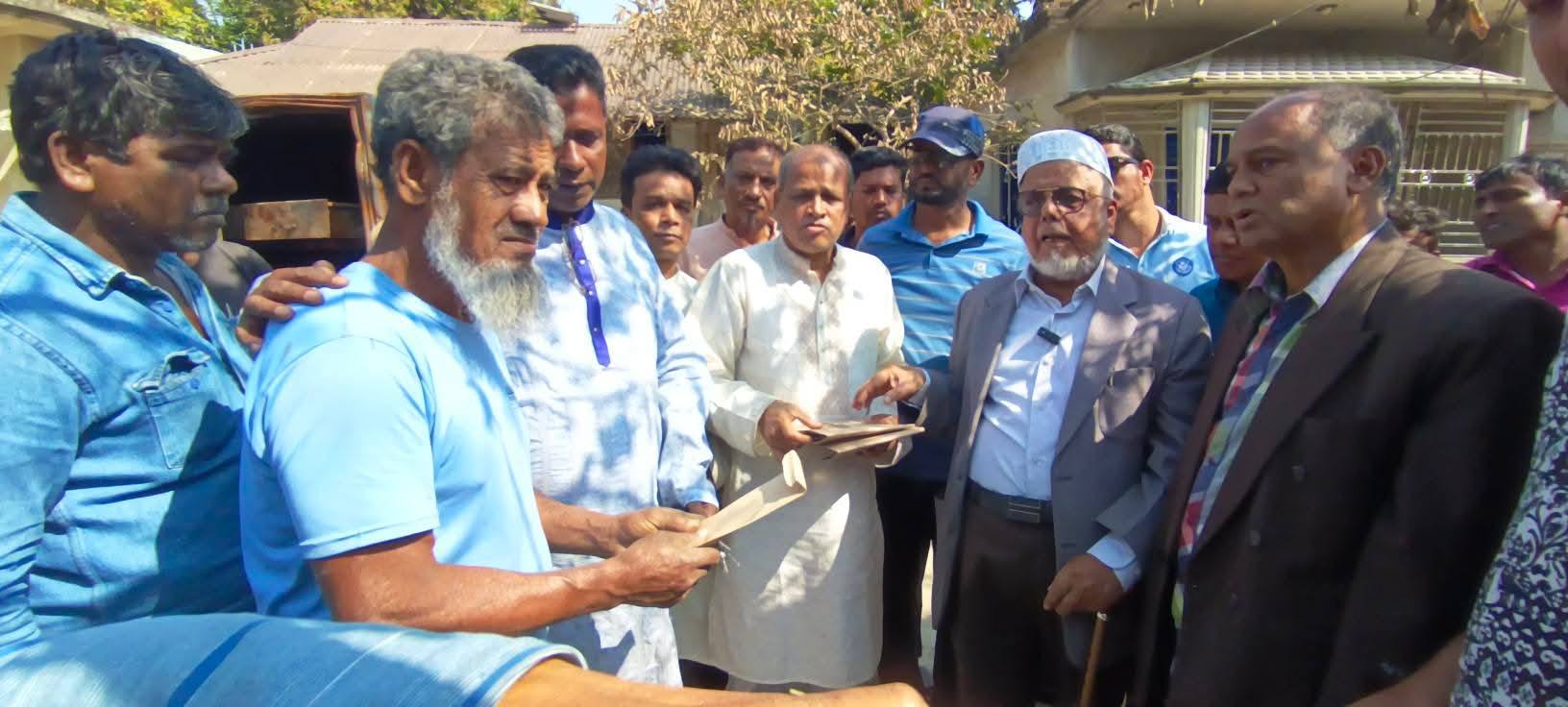মিরসরাইয়ের সাহেরখালী অগ্নিকাণ্ডে ক্ষতিগ্রস্ত পরিবারের পাশে কামাল উদ্দিন চৌধুরী