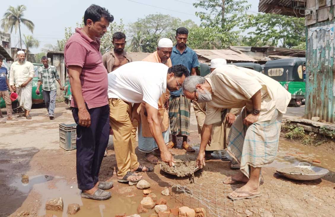 নিজ অর্থায়নে সড়ক সংস্কার করলেন কৃষকদলের আহ্বায়ক আশরাফ 