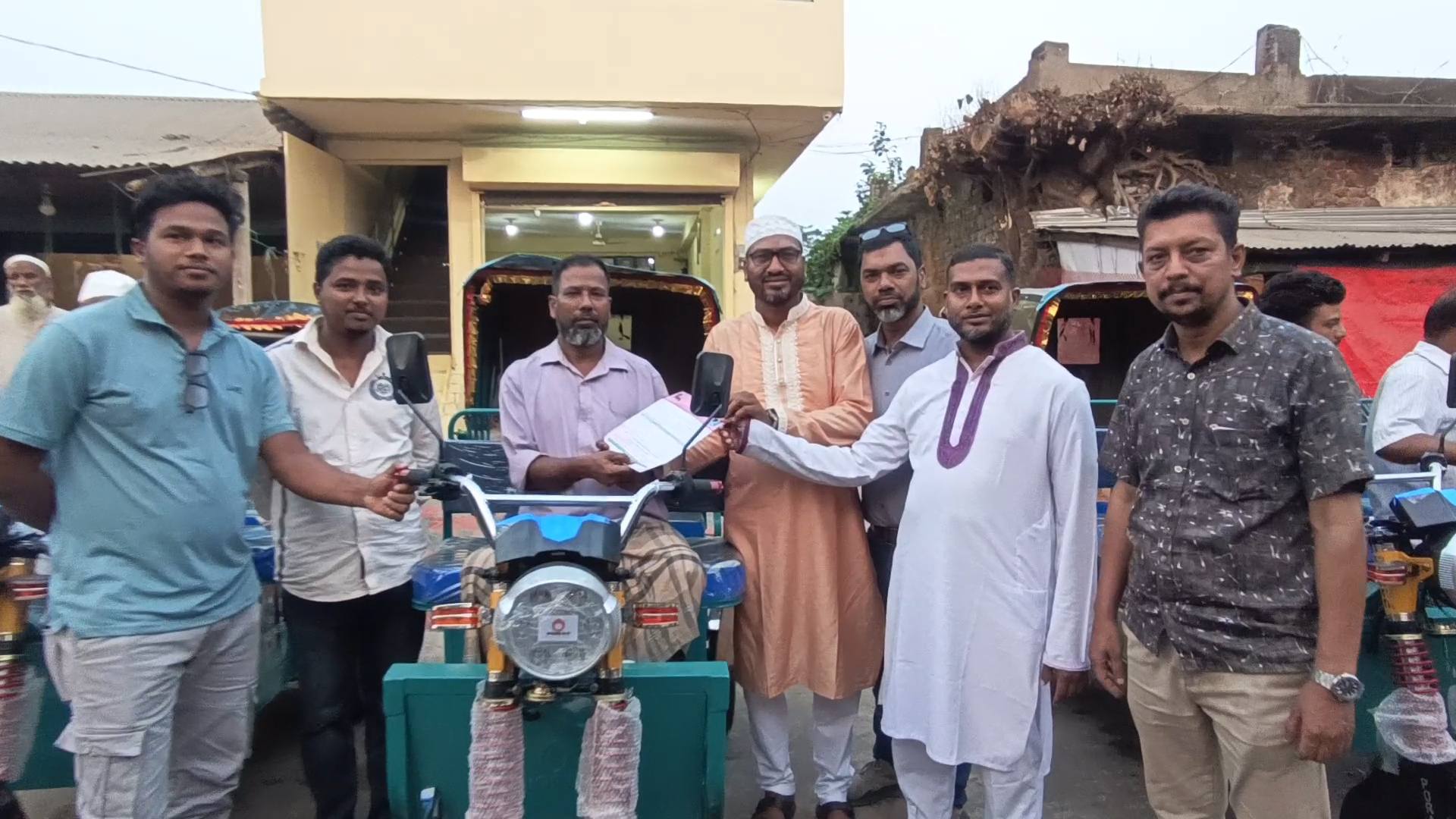 সাবেক ছাত্রদল নেতা আশরাফের  উপহার অটোরিকসা পেয়ে মহাখুশী ওরা চারজন